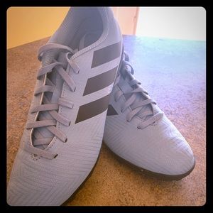 Indoor soccer cleats